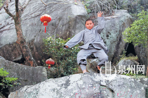 虎岩寺内有小武僧在习武