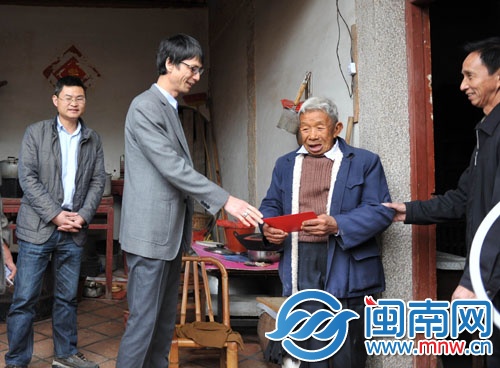 金龙商会给困难户送去“及时雨”