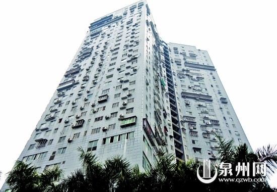 空调外挂机无序安装、支架“超期服役”存在安全隐患