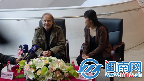 理查德·克莱德曼（左）接受采访