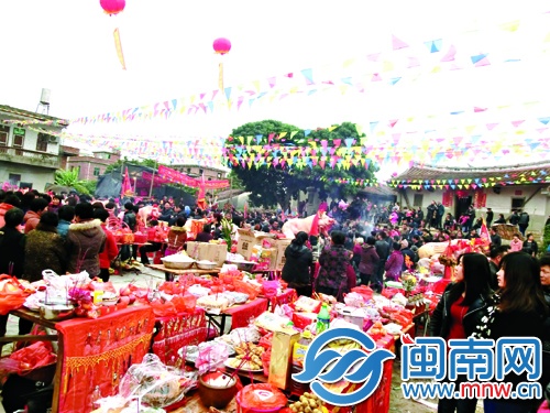 昨天下午，村民以三牲五礼祭拜神明