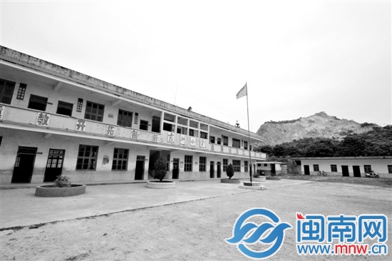 霞圳小学侧面就是石料场，学生上课总被打扰
