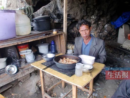 广西数位老人定居河边洞穴不愿回家