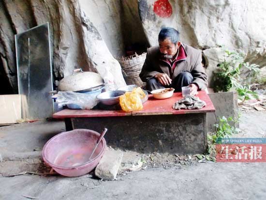 广西数位老人定居河边洞穴不愿回家