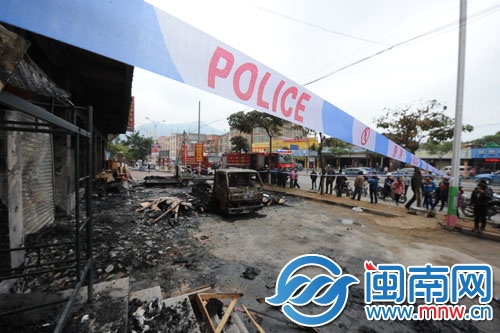 家具城门口，货车已被烧毁