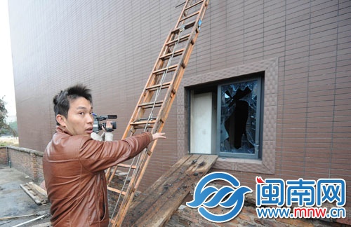 李秋生等人敲碎家具城四楼窗户玻璃，想进火场救人， 