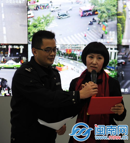 一名志愿者现场演示报警翻译工作