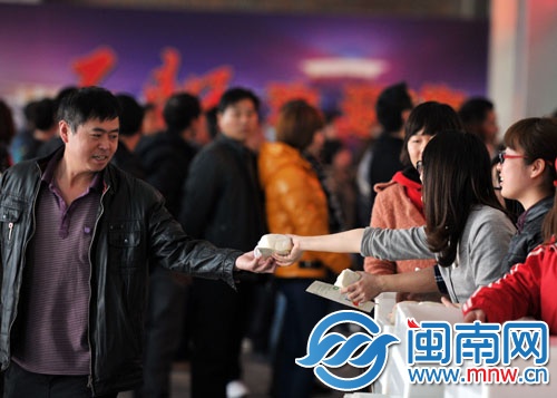 去年春运海都报发起的送馒头活动