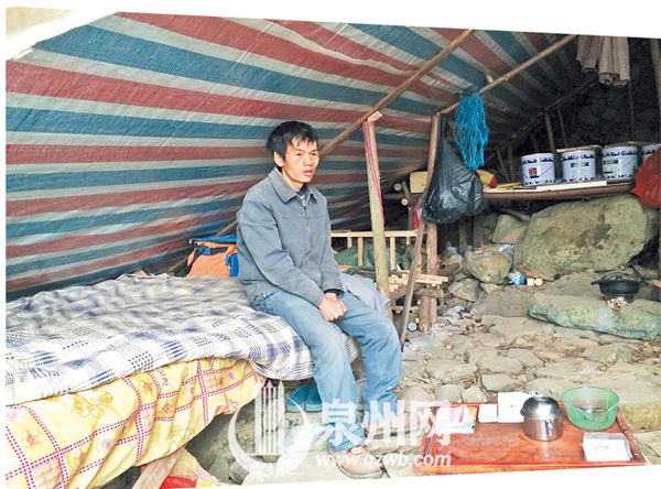 陈奕新坐在他的山洞里