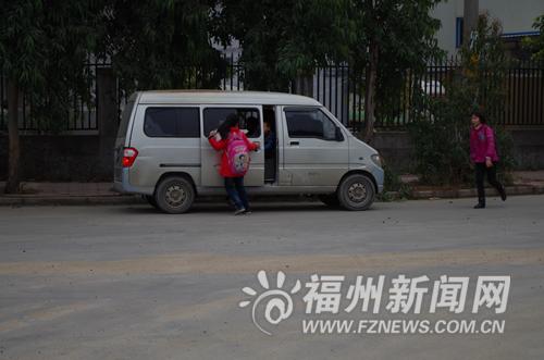 里仁小学附近，小学生放学后出现的“面的”，小乐也 