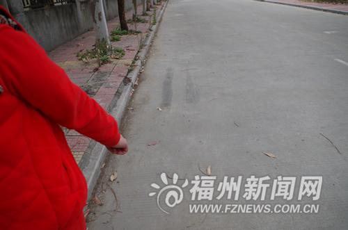 小乐指认现场，该地在学校附近，边上有条小河。