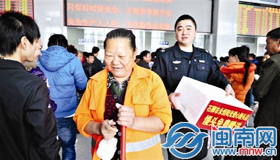 石狮派发1000个热馒头送旅客