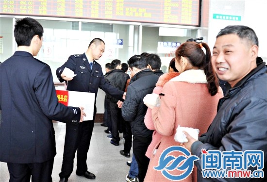 石狮派发1000个热馒头送旅客