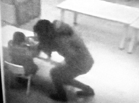 3岁男童遭同学家长打骂 半夜发烧喊不要打我