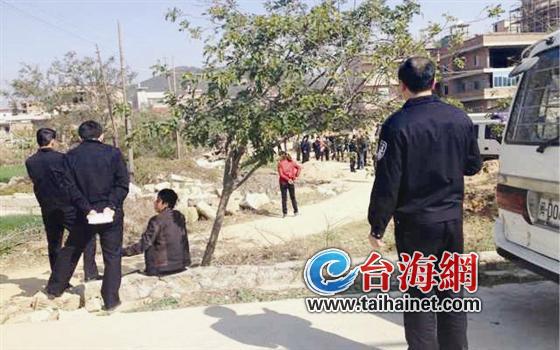 弟弟开挖掘机压死哥哥