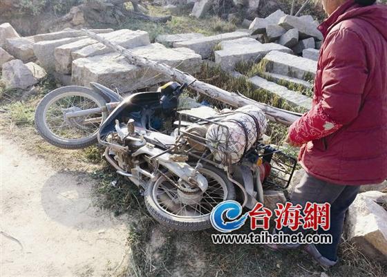 弟弟开挖掘机压死哥哥
