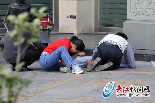 事发现场，男孩父母悲痛欲绝