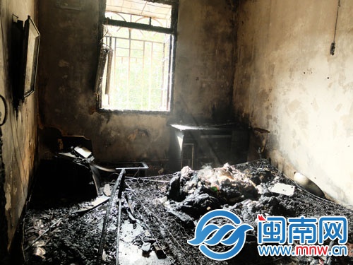 租房内，起火的主卧被烧得精光