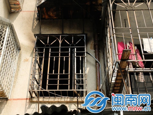 88岁老人就是从左边窗台伸出水管灭火