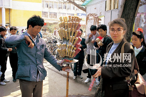 上世纪80年代的西街，糖葫芦吸引外国游客