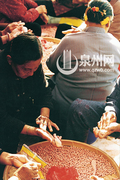 冬至到了，西街老人们聚集在一起搓圆子
