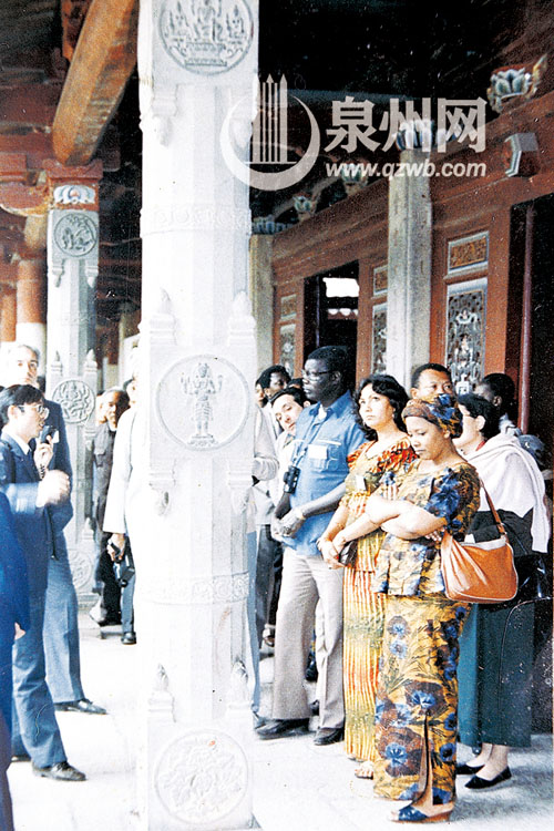 聆听讲解员解说