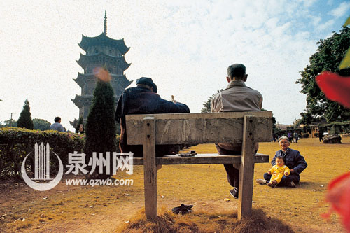 开元寺内东塔下，两位老人悠闲地脱了鞋，盘坐在石凳 