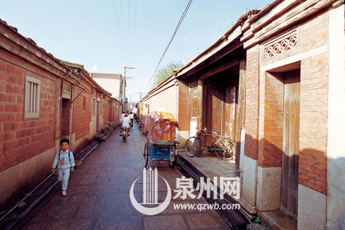 西街井亭巷内，当时的路面为青石板路。
