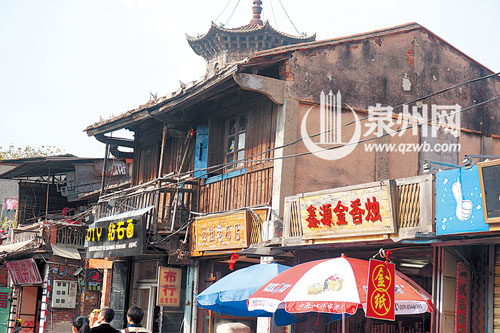 西街的部分老房子紧挨着杂乱的电线，存在安全隐患