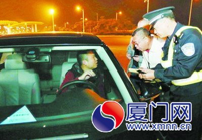 市民评代表拦下一台公务车检查