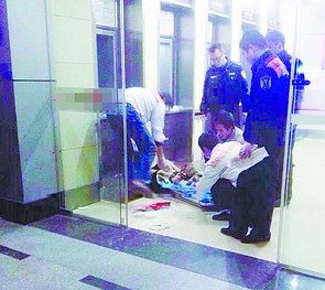 120和警方到场抢救受害人