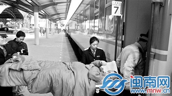 火车站工作人员将小伙子安排上车