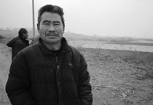 河北永年工作人员开救护车征地