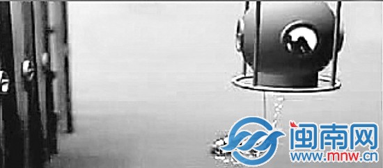 我国首次人工潜下300米深海成功