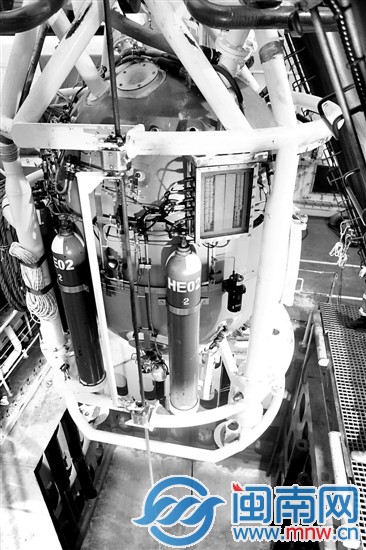 我国首次人工潜下300米深海成功