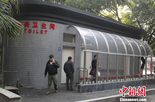 重庆公交车站旁的变压器公厕