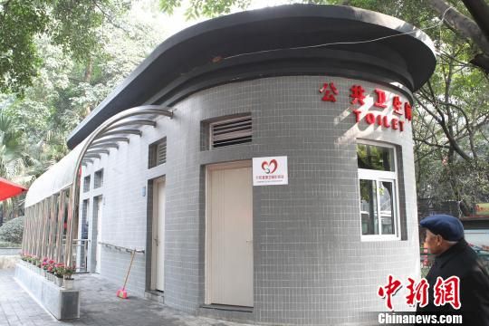 重庆公交车站旁的变压器公厕