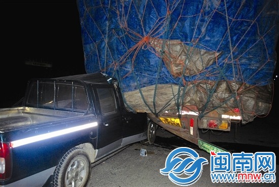 皮卡车的副驾驶座整个陷入货车尾部