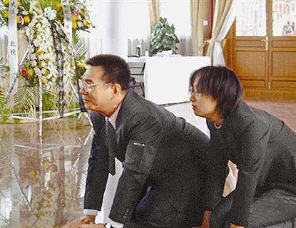 2002年林毅夫在台湾的老父过世，林和女儿只能在北大 