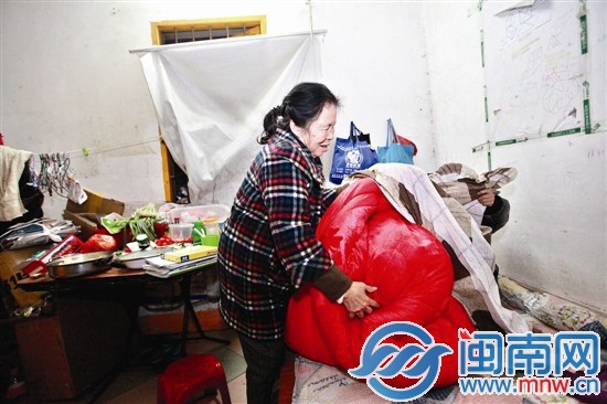 奶奶刚换上好心人送的新被子