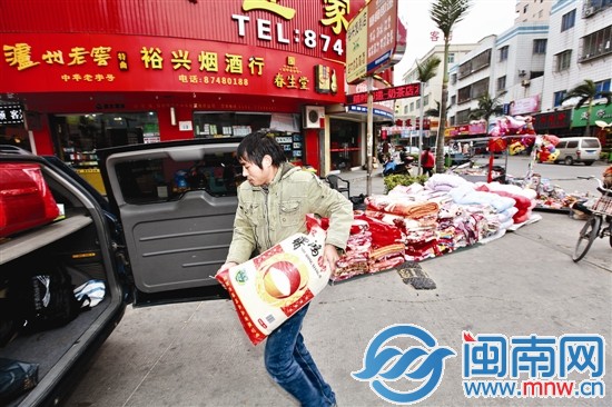 吴小康将米放上海峡都市报闽南版的采访车