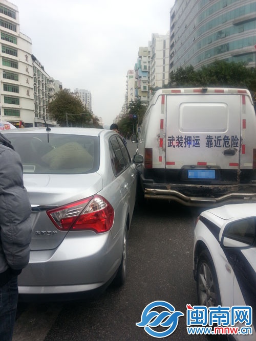 押钞车加塞，刮擦到小车