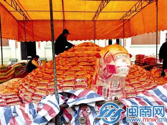 泉州霞洲妈祖宫重4.5万斤的米龟昨天完工