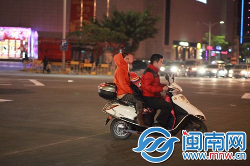 市民出行得裹得严严实实的