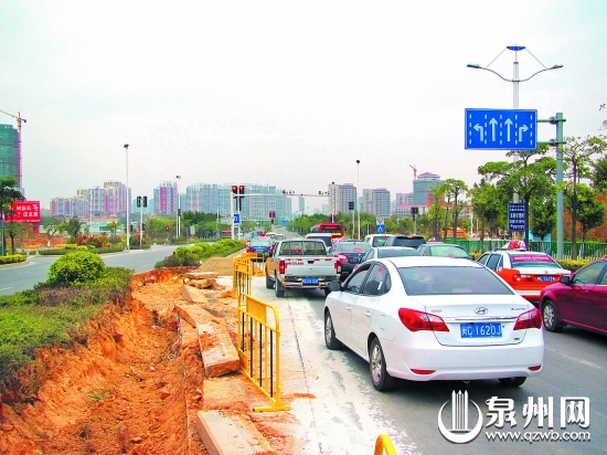 高峰期车辆排起长队,交通有些无序