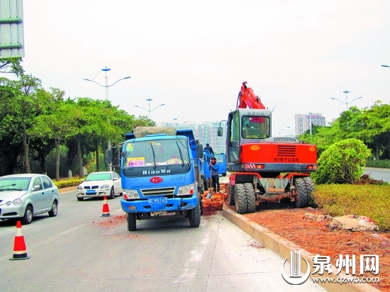 施工车辆占据了一个车道