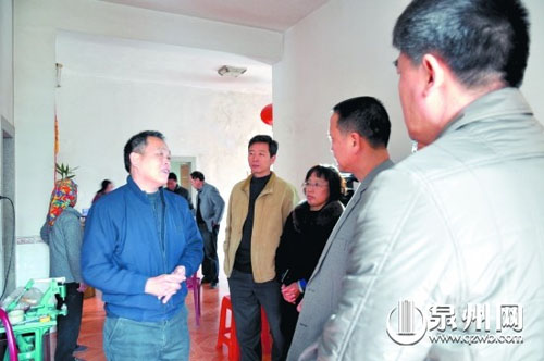 爱心救助小组工作人员上门看望慰问群众