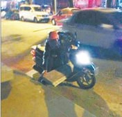 男子偷走路边石板