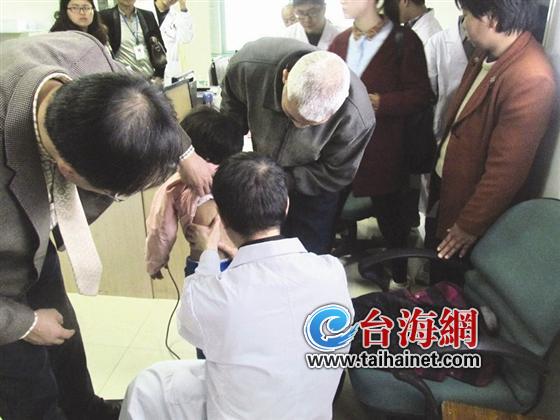 龙海两姐妹脊柱畸形无钱医治