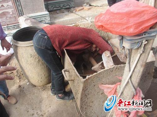 水泥搅拌机“咬住”手臂 多方救援成功脱险